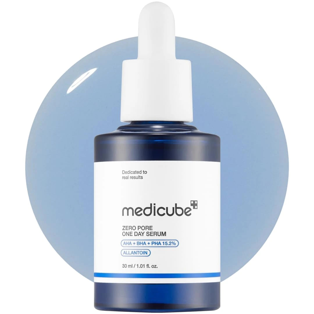 Medicube Zero Pore One Day Serum – Produktflasche vor blauem Hintergrund, Porenverfeinerungs‑Serum für glatte, klare Haut, Produktfoto bei Chic & Glow.