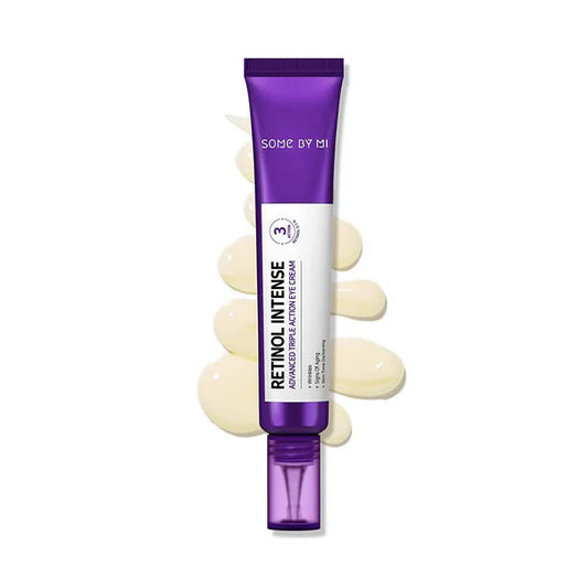„Some By Mi Retinol Intense Eye Cream – cremige Texturaufnahme der glättenden Anti‑Aging Augencreme, erhältlich bei Chic & Glow.